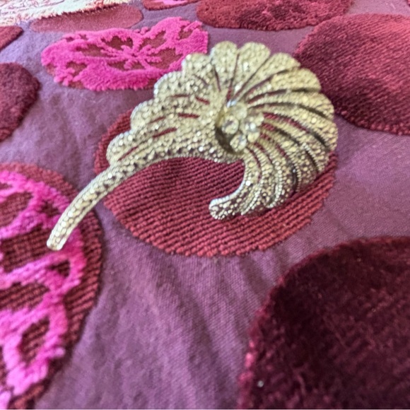 Elegant Silver Feather Brooch with Intricate Detailing - Picture 3 of 8